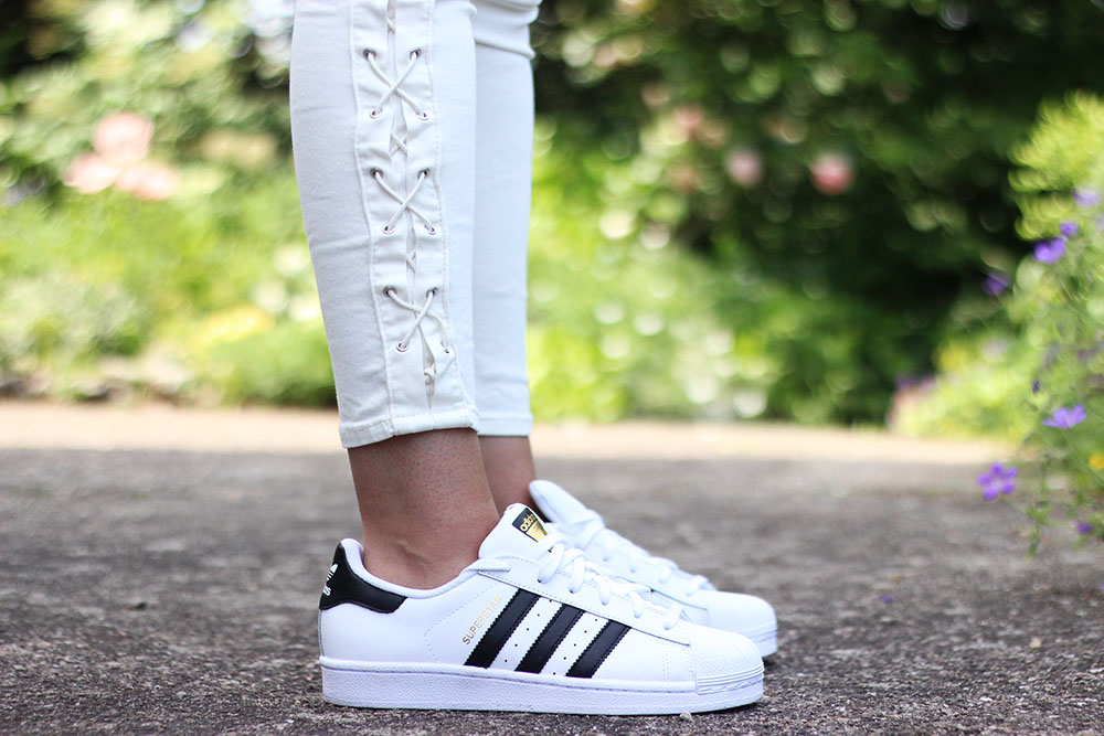 Lace up / Les tendances by Marina - Blog mode, déco, voyage & lifestyle Top Five Jeans / Jeans Pimkie / Superstar / Joncs Pretty Wire / Cabas An Famille